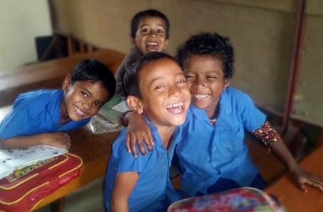 写真：教室で笑顔の子どもたち